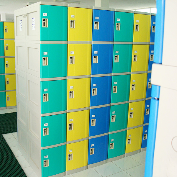 Tủ locker được thiết kế với nhiều ngăn tủ xếp chồng lên nhau